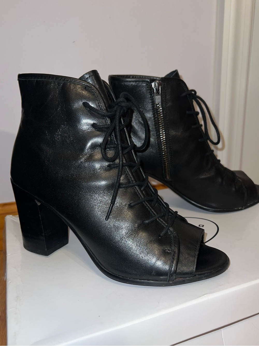 Vintage Steve Madden “ Neela “ Black Leather Lace-Up Peep-Toe Ankle Boots